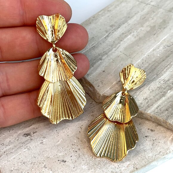 NEW~ Anthropologie Shashi Petals Gold Dangle Earrings - Picture 4 of 9
